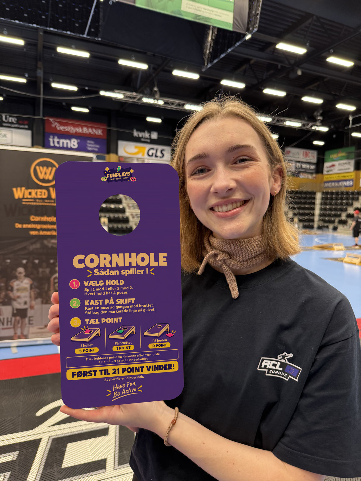 Cornhole-spilleregler pĂ„ miniplade â med eget logo