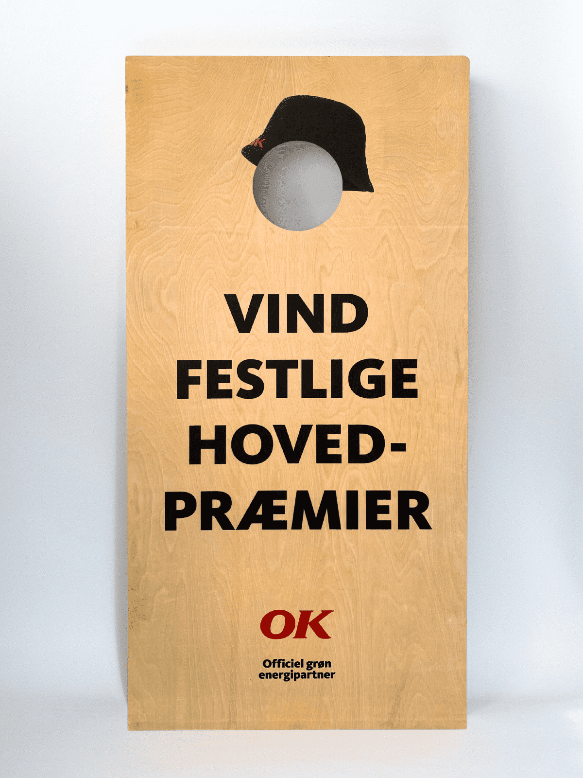 custom cornholespil i naturligt trĂŠ med OK energi som er officiel grĂžn energipartner lavet at cornhole.dk taget i et photostudie med hvid baggrund og brĂŠt i trĂŠ