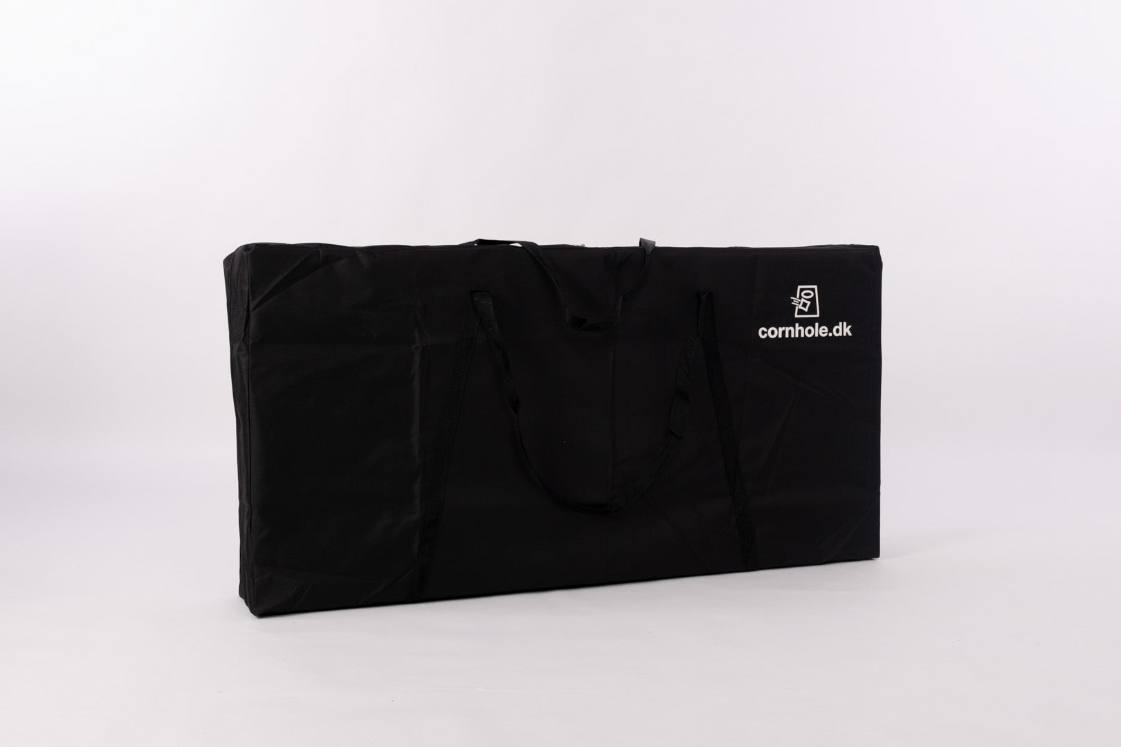 Cornhole.dk bÊrepose til 2 cornholebrÊt og 8 cornholeposer med cornhole.dk logo pÄ siden lavet i kraftigt stof i stÞrrelsen 90 x 60 cm.