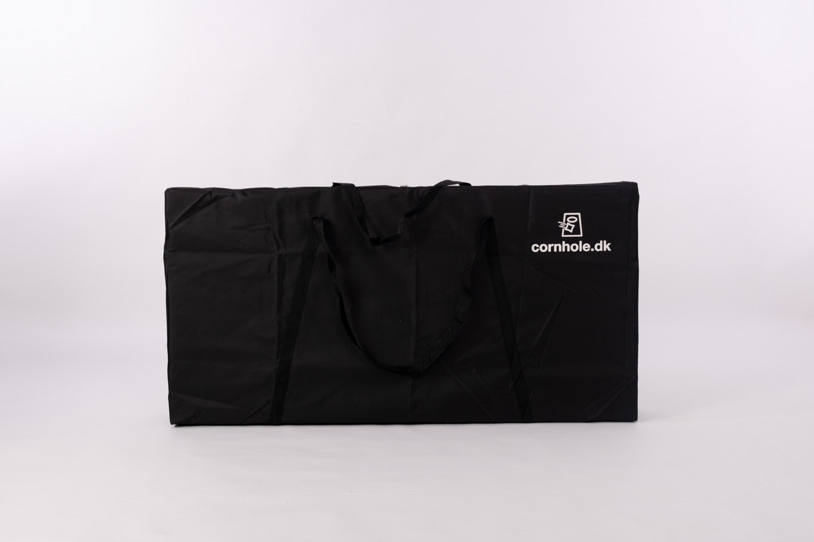 Cornhole.dk bÊrepose til 2 cornholebrÊt og 8 cornholeposer med cornhole.dk logo pÄ siden lavet i kraftigt stof i stÞrrelsen 90 x 60 cm.