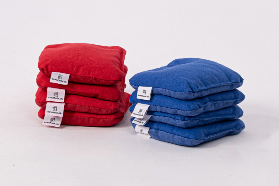 cornholeposer PRO fra cornhole.dk, 4 cornholeposer i blÄ og 4 cornholeposer i rÞd lavet i bommuld pÄ den ene side og imiteret russkind pÄ den anden
