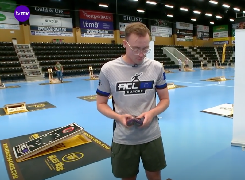 Robert Asfeldt i tv midtvest forklarer om denmark open 2025 cornhole turnering af cornhole.dk